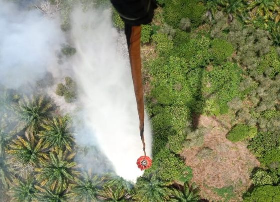 Pengerahan helikopter water bombing di Kecamatan Mentawa Baru Ketapang, Kotim, Jumat 18 Agustus 2023.