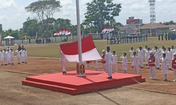 Pengibaran bendera merah putih di Stadion 29 Nopember, Jalan Tjilik Riwut KM 3,5 Baamang Sampit, Kamis 17 Agustus 2023.