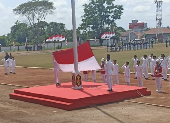 Pengibaran bendera merah putih di Stadion 29 Nopember, Jalan Tjilik Riwut KM 3,5 Baamang Sampit, Kamis 17 Agustus 2023.