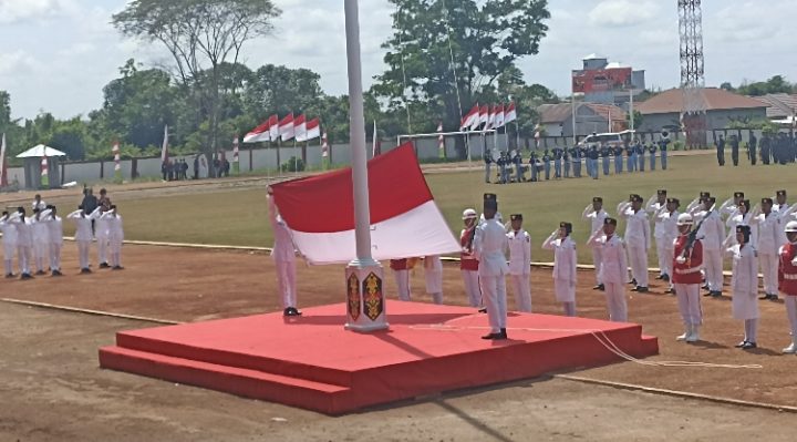 Pengibaran bendera merah putih di Stadion 29 Nopember, Jalan Tjilik Riwut KM 3,5 Baamang Sampit, Kamis 17 Agustus 2023.