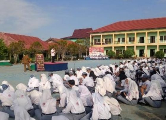 Penyampaian materi kepemiluan oleh Anggota KPU Kotim, Wendy di SMAN 2 Sampit, Senin 28 Agustus 2023.