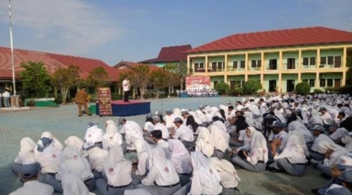 Penyampaian materi kepemiluan oleh Anggota KPU Kotim, Wendy di SMAN 2 Sampit, Senin 28 Agustus 2023.