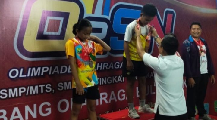 Penyerahan medali cabor bulu tangkis O2SN tingkat Provinsi Kalteng, Rabu 9 Agustus 2023.