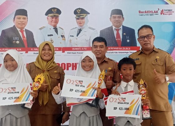 Penyerahan trofi dan hadiah para juara O2SN, OSN, dan FLS2N jenjang SD 2023, Selasa, 1 Agustus 2023.