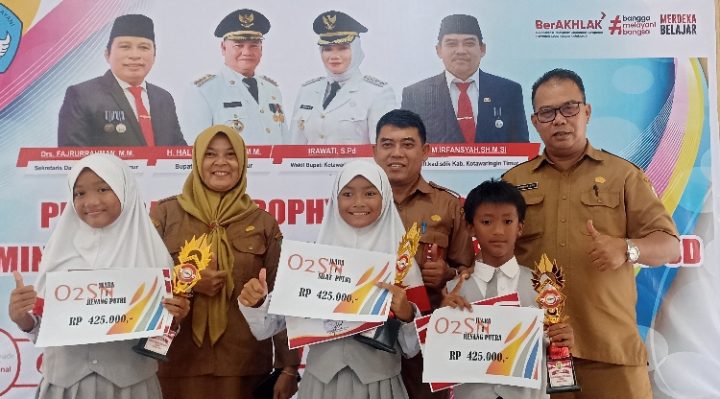 Penyerahan trofi dan hadiah para juara O2SN, OSN, dan FLS2N jenjang SD 2023, Selasa, 1 Agustus 2023.