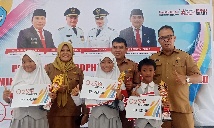Disdik Kotim Serahkan Trofi dan Hadiah Juara O2SN, FLS2N, dan OSN Jenjang SD 2023