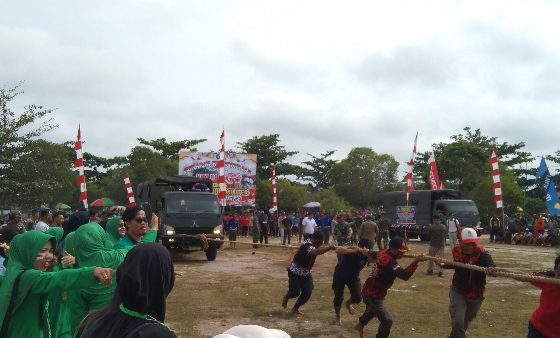 Peserta menarik truk TNI dalam rangka memeriahkan HUT ke 78 Indonesia di Lapangan Sport Center Kasongan, Selasa, 15 Agustus 2023