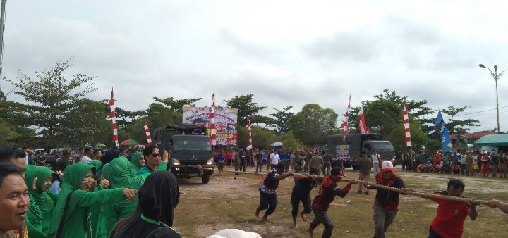 Peserta menarik truk TNI dalam rangka memeriahkan HUT ke 78 Indonesia di Lapangan Sport Center Kasongan, Selasa, 15 Agustus 2023