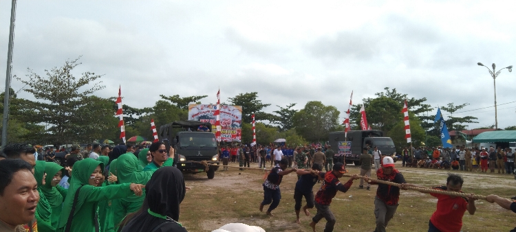 Warga Kasongan Antusias Tonton Lomba Tarik Truk Militer Peringati Hari Kemerdekaan Indonesia