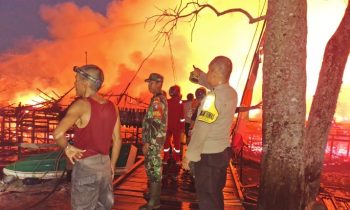 Petugas berjibaku di lokasi kebakaran Flamboyan Bawah Palangka Raya.