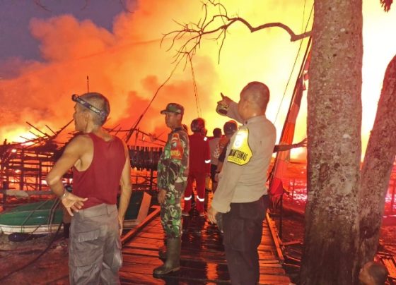 Petugas berjibaku di lokasi kebakaran Flamboyan Bawah Palangka Raya.