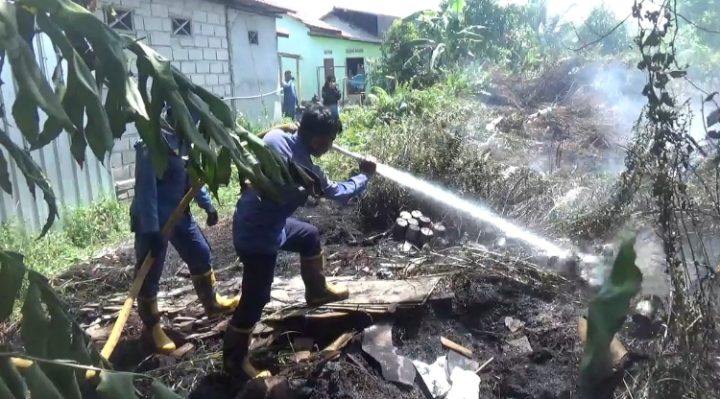 Petugas pemadam kebakaran tengah memadamkan api di sekitar kawasan Perumahan Wengga Metropolitan, Kelurahan Baamang Barat, Senin, 14 Agustus 2023.