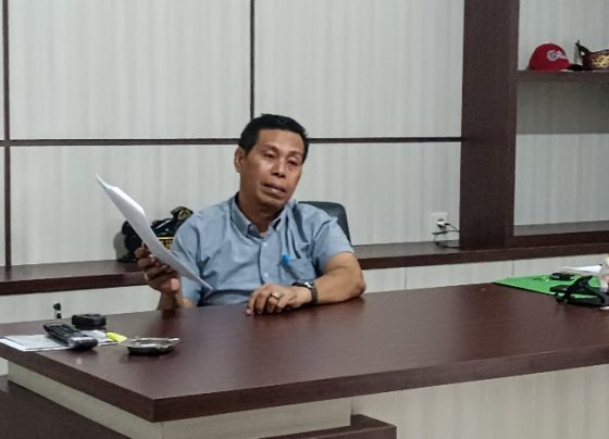 Pimpinan Musorprovlub KONI Kalteng, Ahyar Umar, saat menunjukkan tatatertib saat diwawancara wartawan, Jumat, 25 Agustus 2023.