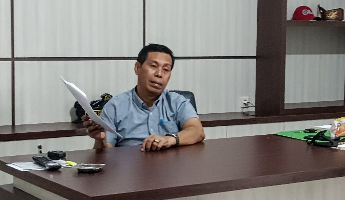 Pimpinan Musorprovlub KONI Kalteng, Ahyar Umar, saat menunjukkan tatatertib saat diwawancara wartawan, Jumat, 25 Agustus 2023.