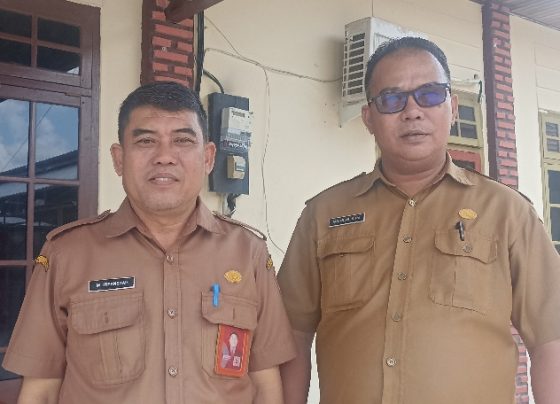 Plt Kadisdik Kotim, M Irfansyah kiri didampingi Kabid Pembinaan SD, Mahbub kanan.