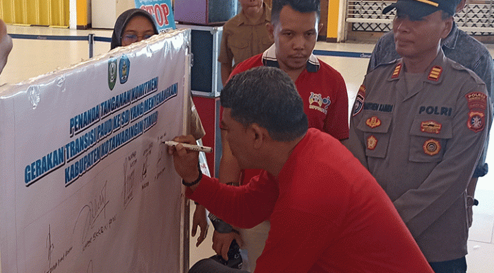 Plt Kadisdik Kotim, M Irfansyah menandatangani komitmen gerakan transisi PAUD SD, Sabtu, 12 Agustus 2023.