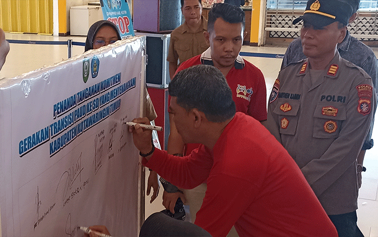 Kadisdik Kotim Tandatangani Komitmen Gerakan Transisi PAUD-SD Menyenangkan