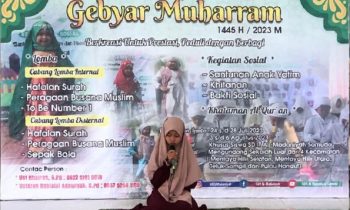 Salah seorang peserta lomba hafalan surah Gebyar Muharram SDIT Al Madaniyah Samuda sedang tampil.