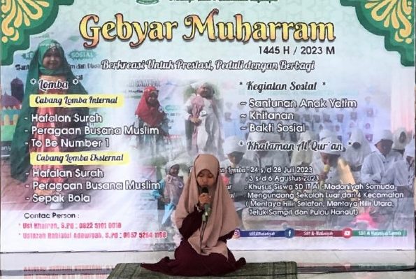 Salah seorang peserta lomba hafalan surah Gebyar Muharram SDIT Al Madaniyah Samuda sedang tampil.