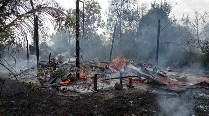 Sebuah rumah yang ludes terbakar akibat rembetan api kebakaran lahan di Jalan Pramuka, Sampit, Kotim.