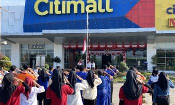 Seluruh pegawai berbagai divisi mengikuti upacara bendera dengan seksama di halaman parkir Citimall Sampit, Kamis, 17 Agustus 2023.