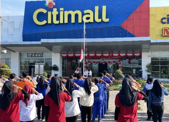 Seluruh pegawai berbagai divisi mengikuti upacara bendera dengan seksama di halaman parkir Citimall Sampit, Kamis, 17 Agustus 2023.