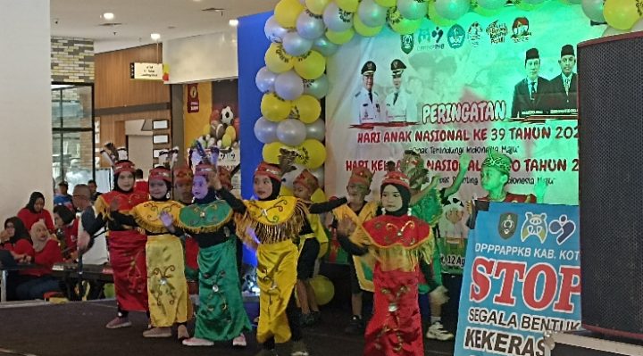 Siswa TKPAUD menampilkan seni tari pada puncak peringatan Hari Anak Nasional di Citimall Sampit, Sabtu 12 Agustus 2023.