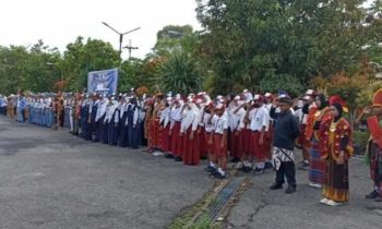 Siswa di Kotim saat mengikuti upacara.