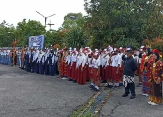 Siswa di Kotim saat mengikuti upacara.