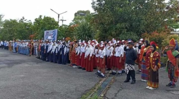 Siswa di Kotim saat mengikuti upacara.