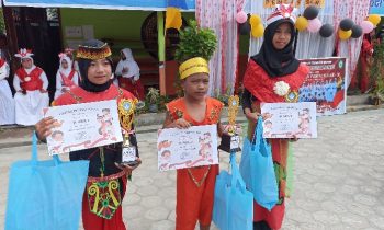 Siswa para pemenang lomba tari kreasi SDN 2 Ketapang dalam rangka peringatan HUT ke 78 RI, Senin 28 Agustus 2023.