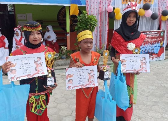 Siswa para pemenang lomba tari kreasi SDN 2 Ketapang dalam rangka peringatan HUT ke 78 RI, Senin 28 Agustus 2023.