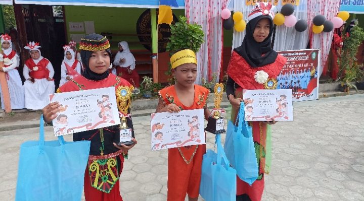 Siswa para pemenang lomba tari kreasi SDN 2 Ketapang dalam rangka peringatan HUT ke 78 RI, Senin 28 Agustus 2023.