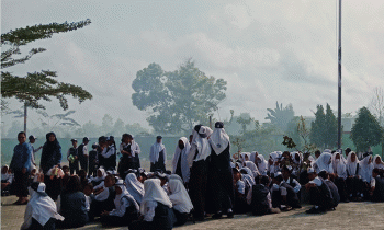 Siswa sebuah sekolah di Sampit beraktivitas saat kabut asap mengepung sekolah.