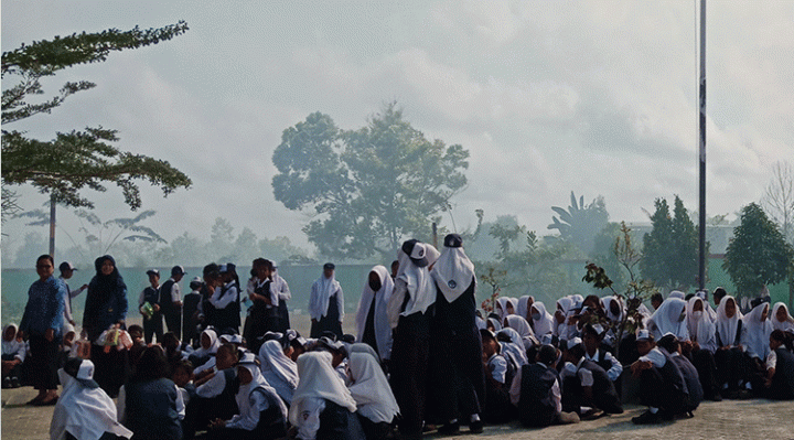 Siswa sebuah sekolah di Sampit beraktivitas saat kabut asap mengepung sekolah.