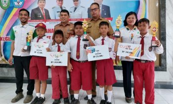 Siswa siswi SDS Bumitama SBHE menerima trofi dan hadiah ajang minat dan bakat tingkat Kotim 2023, Selasa 1 Agustus 2023.