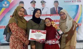 Siswi SD Muhammadiyah Sampit, Naura Nadhifa menerima trofi dan hadiah juara 2 vokal solo FLS2N tingkat Kabupaten Kotim, Selasa, 1 Agustus 2023.