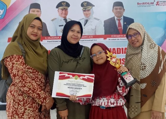 Siswi SD Muhammadiyah Sampit, Naura Nadhifa menerima trofi dan hadiah juara 2 vokal solo FLS2N tingkat Kabupaten Kotim, Selasa, 1 Agustus 2023.