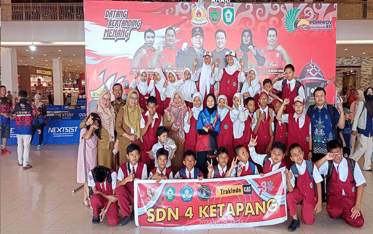 Siswi SDN 4 Ketapang Dapat Dukungan dari Teman Saat Tanding di Final Tenis Meja Porprov