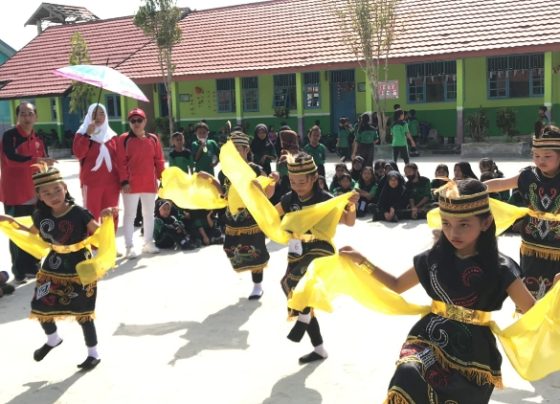 Siswi SDN 4 Sawahan menampilkan tari daerah pada perlombaan di HUT ke 78 RI, Jumat 18 Agustus 2023.