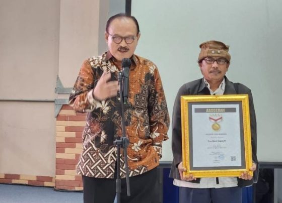 Soegeng Rahardjo Djarot peraih Anugerah sebagai tokoh Pejuang Kemerdekaan Pers Anugerah SMSI 2023 di Jakarta, Jumat, 11 Agustus 2023.