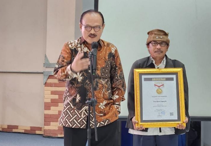 Eros Jarot Raih Anugerah Tokoh Pejuang Kemerdekaan Pers