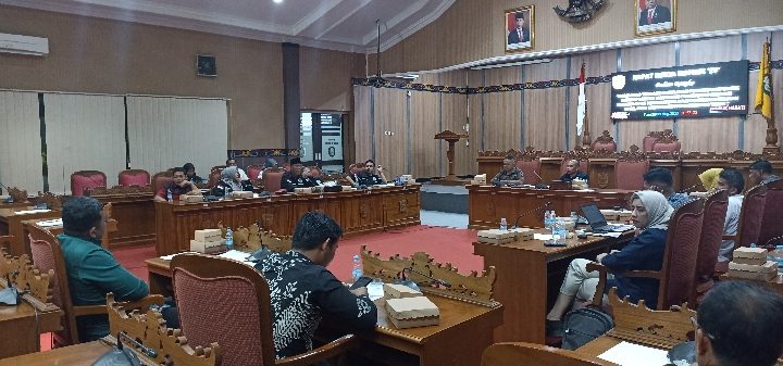 Suasana Rapat Kerja Komisi IV DPRD Kotim membahas BPJS bagi Tenaga Kerja Bongkar Muat, Selasa 8 Agustus 2023.