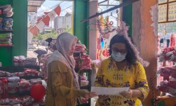 Suasana di salah satu kios yang menjyal pernak pernik Kemerdekaan Republik Indonesia di Sampit, Kamis, 10 Agustus 2023.