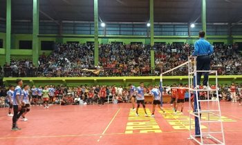 Suasana partai final voli indoor putera di GOR voli indoor Sampit, Jalan Tjilik Riwut, Rabu, 2 Agustus 2023.