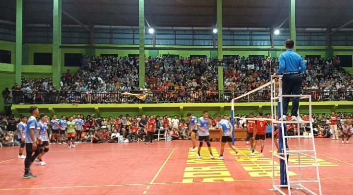 Suasana partai final voli indoor putera di GOR voli indoor Sampit, Jalan Tjilik Riwut, Rabu, 2 Agustus 2023.