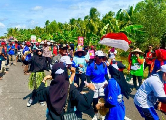 Suasana pawai karnaval HUT RI ke 78 di Kecamatan Teluk Sampit, Minggu 13 Agustus 2023.