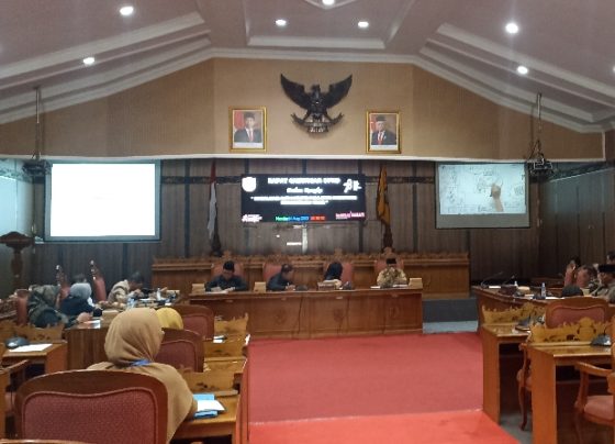 Suasana pemutaran video sosialisasi antikorupsi di DPRD Kotim dari Inspektorat Daerah,  Senin, 14 Agustus 2023.