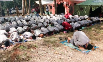 Suasana salat berjamaah siswa SD IT Asiah saat Muharram Camp di Linusa Garden, Minggu 13 Agustus 2023.