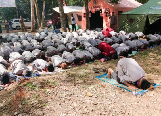 Suasana salat berjamaah siswa SD IT Asiah saat Muharram Camp di Linusa Garden, Minggu 13 Agustus 2023.